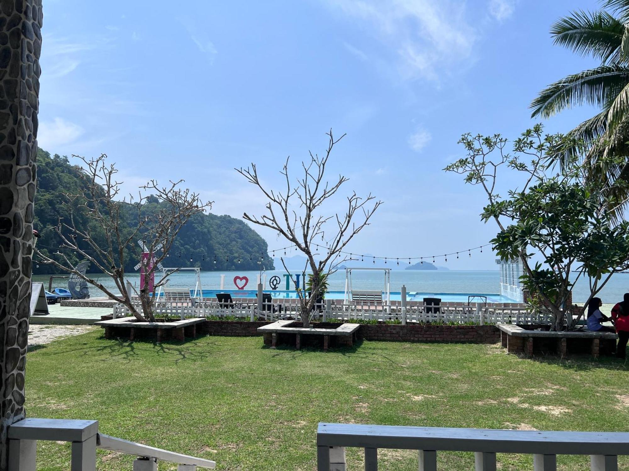 Capital O 91017 Tuba Beach Resort @ Pulau Tuba 쿠아 외부 사진
